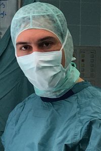 Dr. Stephan Emich Spezialist für Wirbelsäulenchirurgie im Operationssaal bei einer Wirbelsäulenoperation